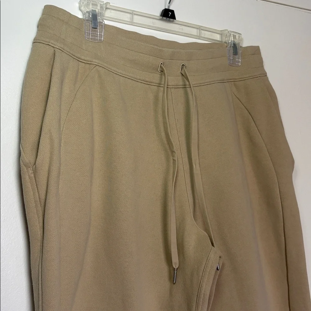 NEW Lululemon Scuba High-Rise Jogger *Fleece 28"
Trench Tan size 12 - Picture 4 of 7